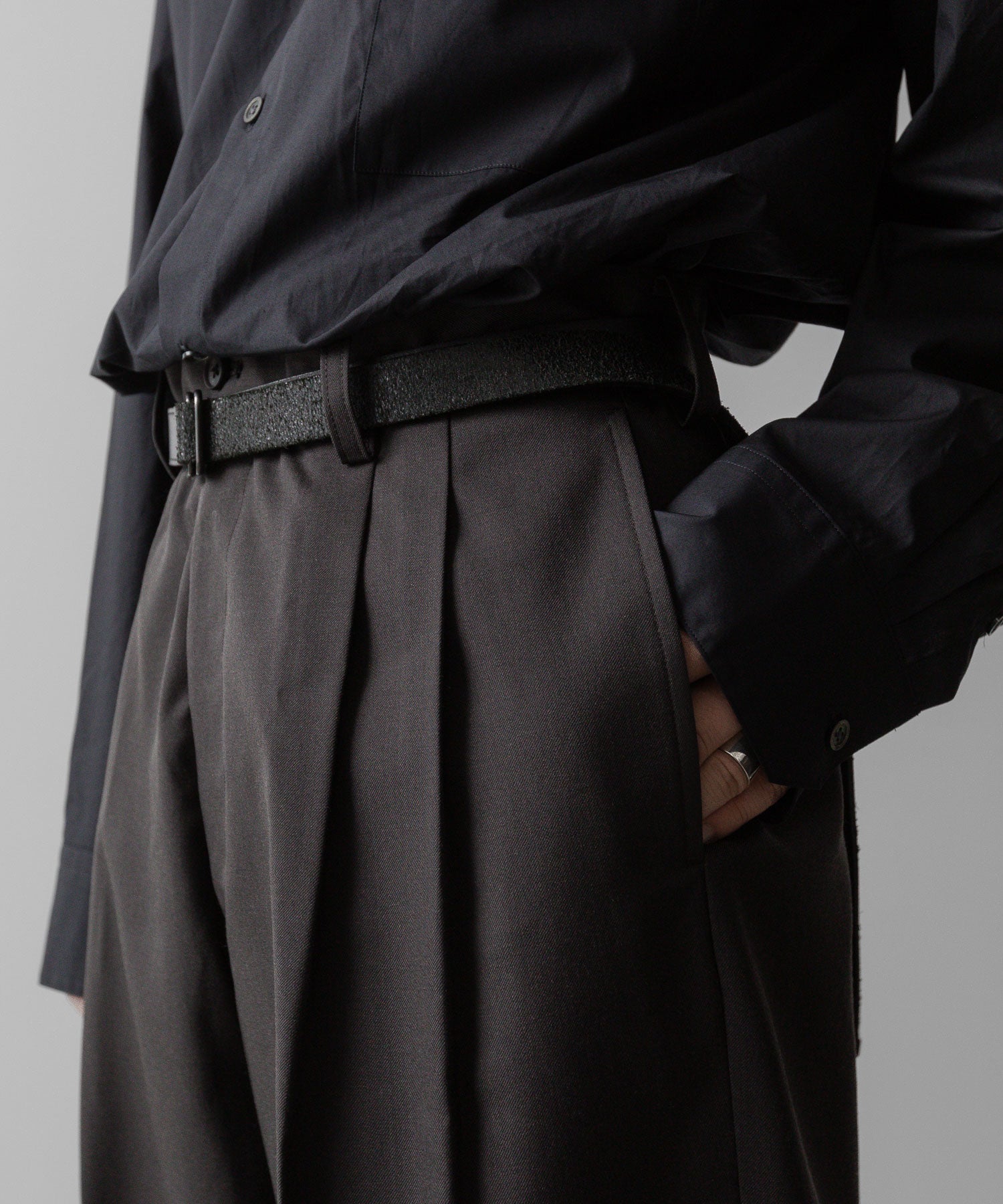 ssstein(シュタイン)の24AWコレクション LONG WIDE TROUSERS (2/72 WOOL GABARDINE) - GREY KHAKI 公式通販サイトsession福岡セレクトショップ