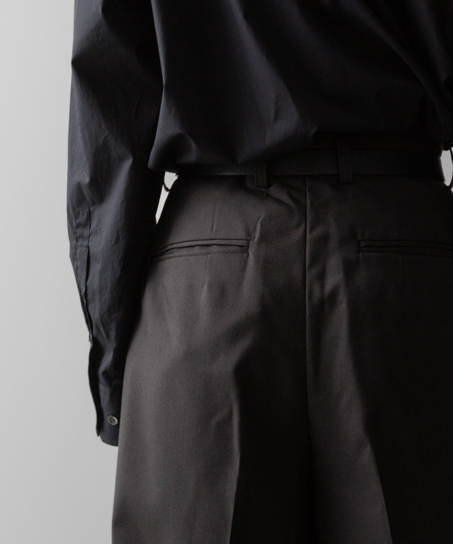 ssstein(シュタイン)の24AWコレクション LONG WIDE TROUSERS (2/72 WOOL GABARDINE) - GREY KHAKI 公式通販サイトsession福岡セレクトショップ