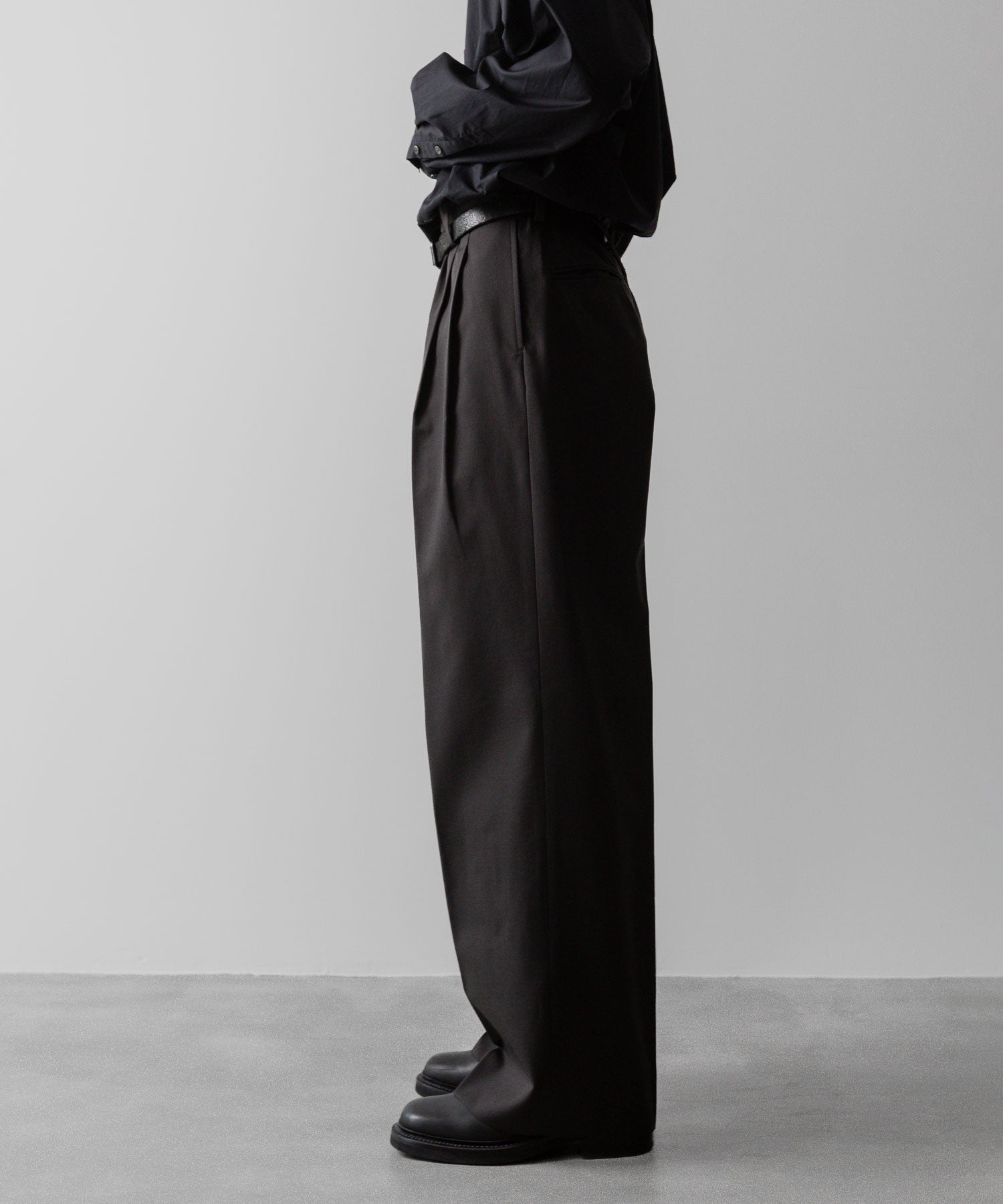 ssstein(シュタイン)の24AWコレクション LONG WIDE TROUSERS (2/72 WOOL GABARDINE) - GREY KHAKI 公式通販サイトsession福岡セレクトショップ