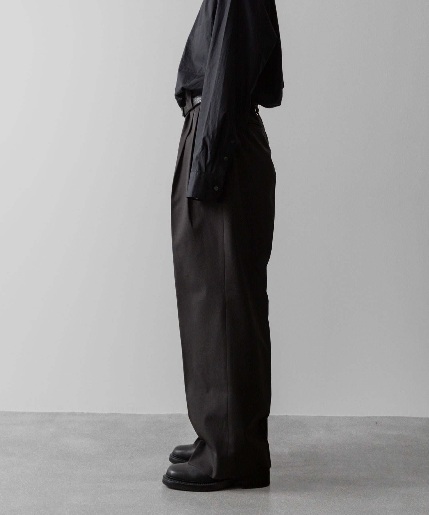 ssstein(シュタイン)の24AWコレクション LONG WIDE TROUSERS (2/72 WOOL GABARDINE) - GREY KHAKI 公式通販サイトsession福岡セレクトショップ