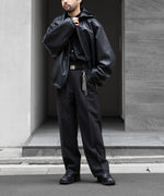 画像をギャラリービューアに読み込む, 【INTÉRIM】HERRING BONE WOOL SUITING 1-TUCK WIDE TAPERED SLACKS - BLACK
