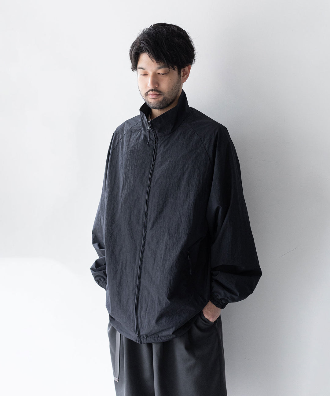 stein(シュタイン)の23AWコレクションWINDBREAKER STAND COLLAR JACKETのBLACK