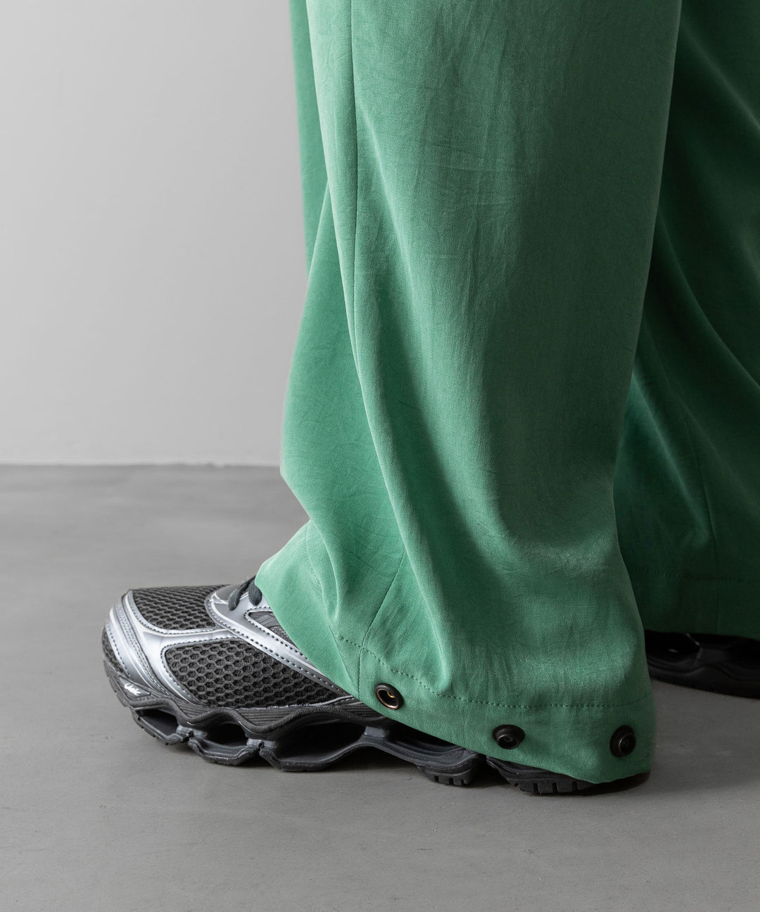 【ANTHEM A】POWDERY VISCOSE NO-BRAINER PANTS - GREEN