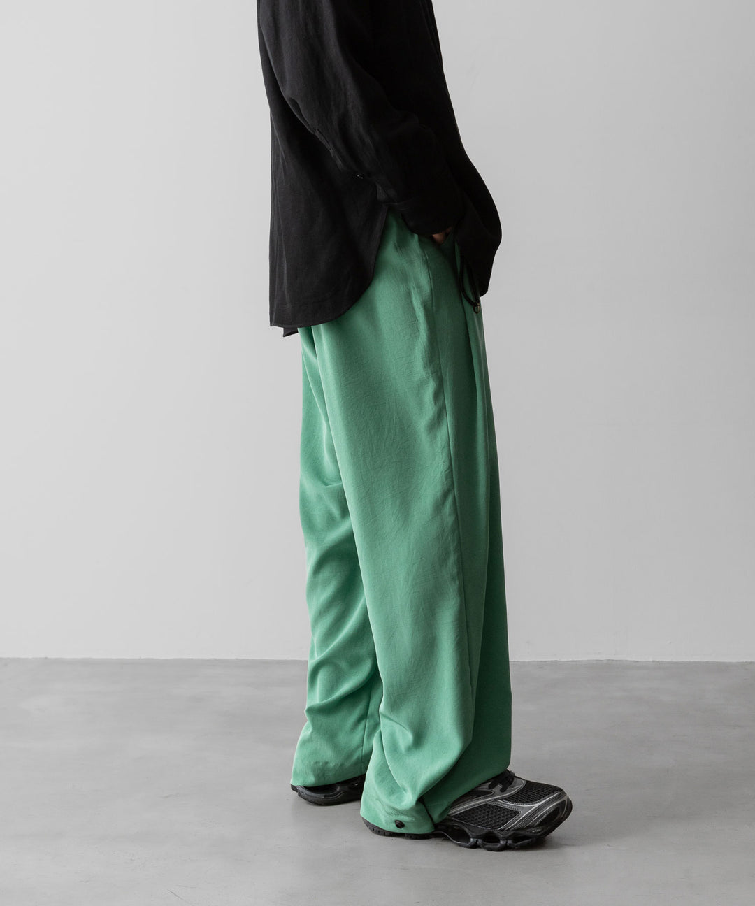【ANTHEM A】POWDERY VISCOSE NO-BRAINER PANTS - GREEN