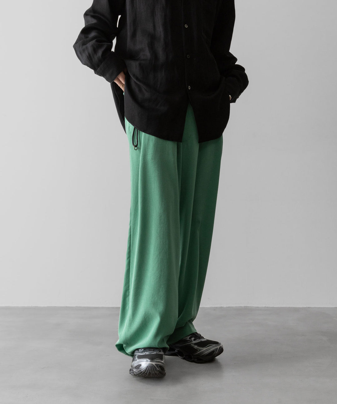 【ANTHEM A】POWDERY VISCOSE NO-BRAINER PANTS - GREEN