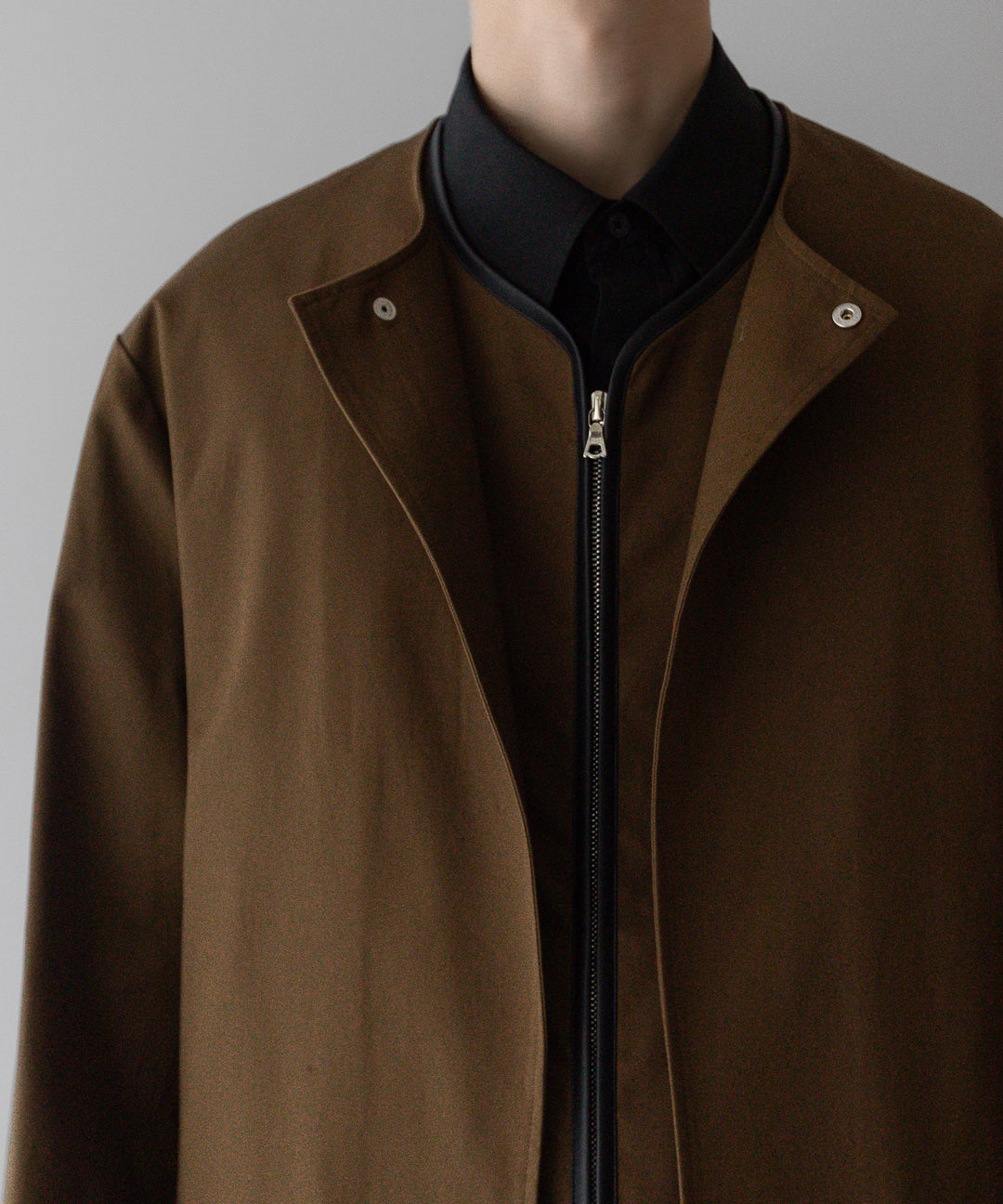 stein(シュタイン)の24SSコレクションCOTTON TWILL LAYERED JACKETの CAMEL