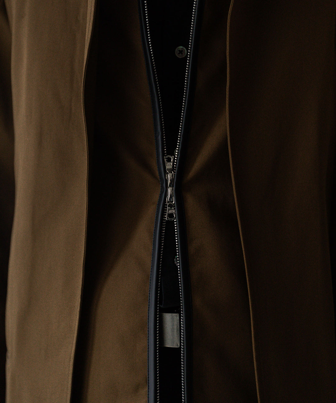 stein(シュタイン)の24SSコレクションCOTTON TWILL LAYERED JACKETの CAMEL