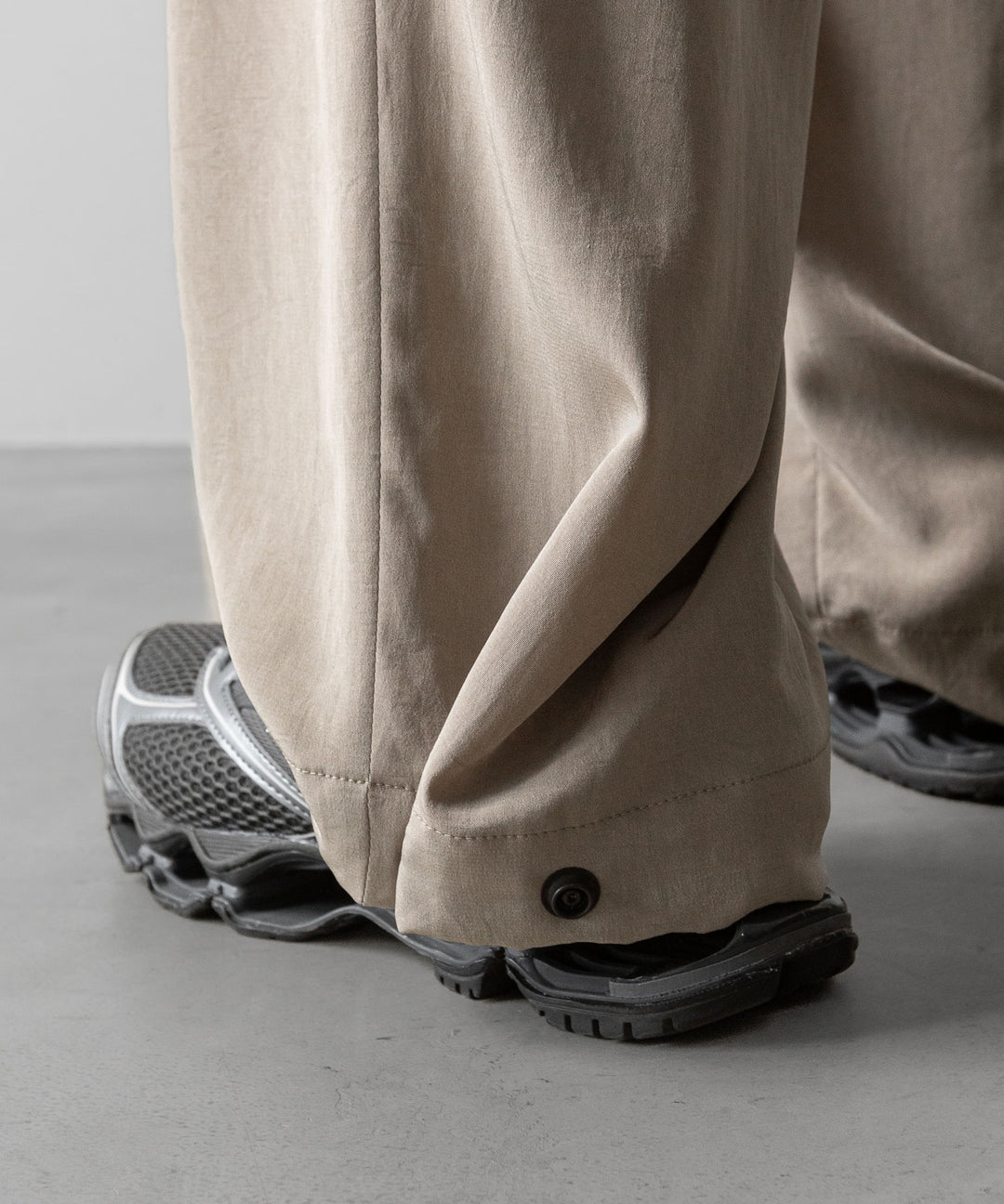 【ANTHEM A】POWDERY VISCOSE NO-BRAINER PANTS - SAND BEIGE