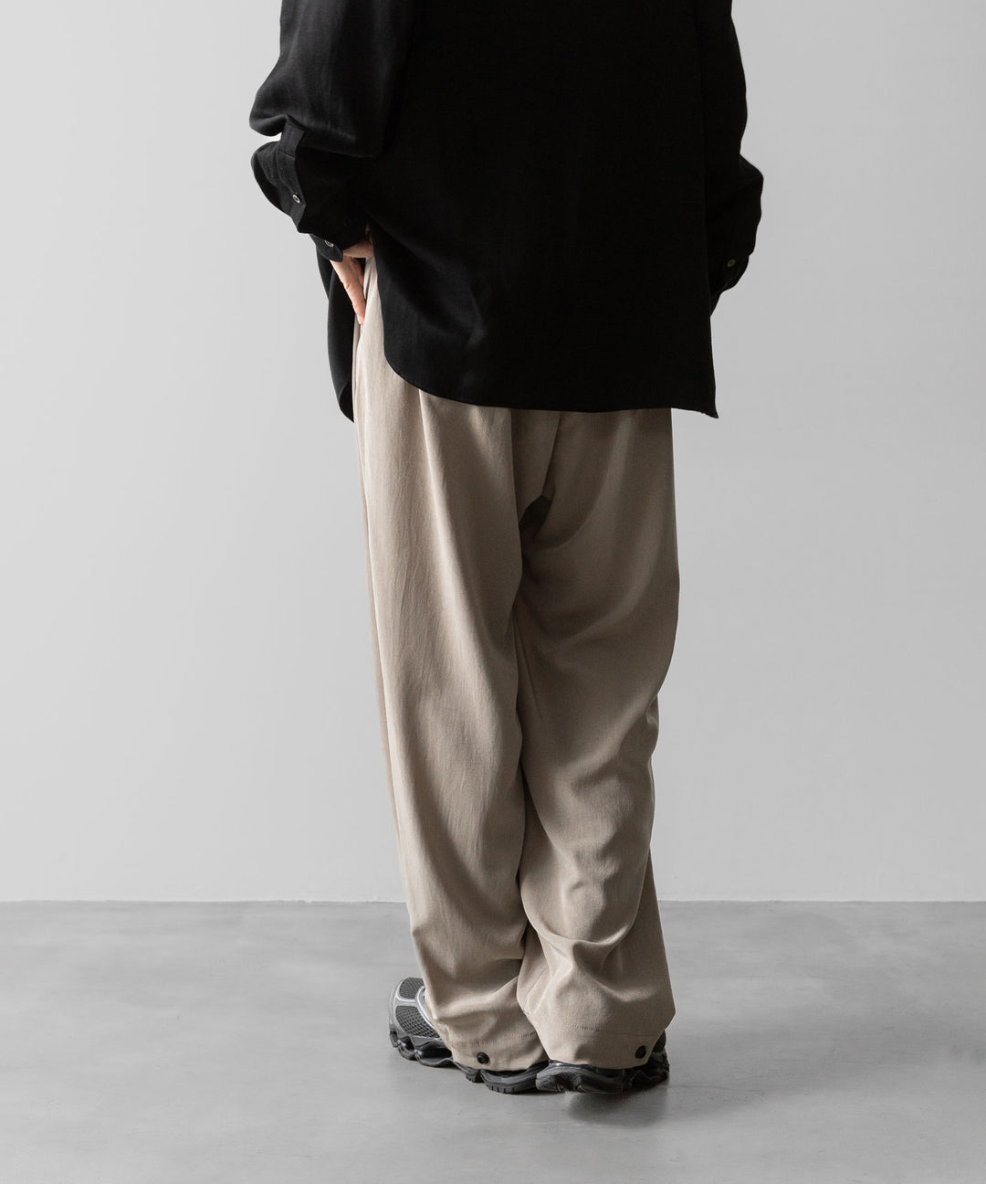 【ANTHEM A】POWDERY VISCOSE NO-BRAINER PANTS - SAND BEIGE