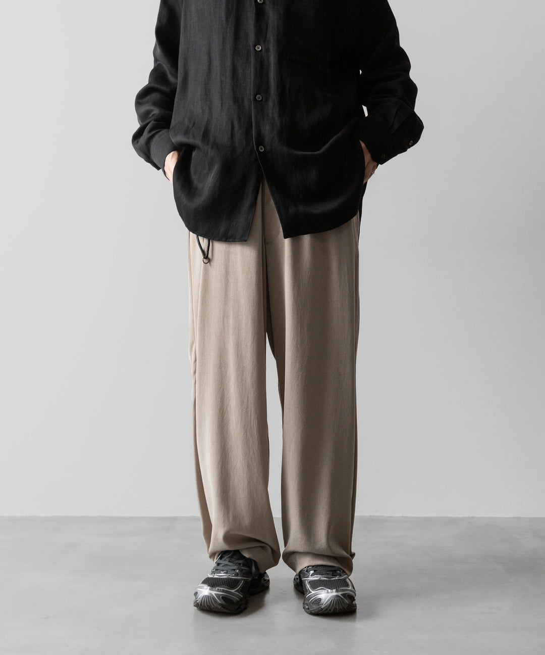 【ANTHEM A】POWDERY VISCOSE NO-BRAINER PANTS - SAND BEIGE