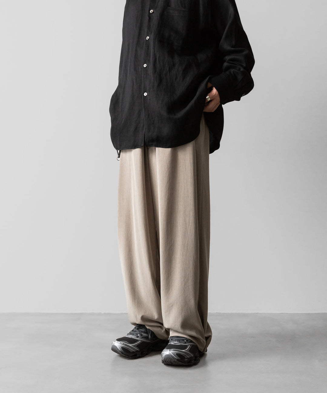 【ANTHEM A】POWDERY VISCOSE NO-BRAINER PANTS - SAND BEIGE