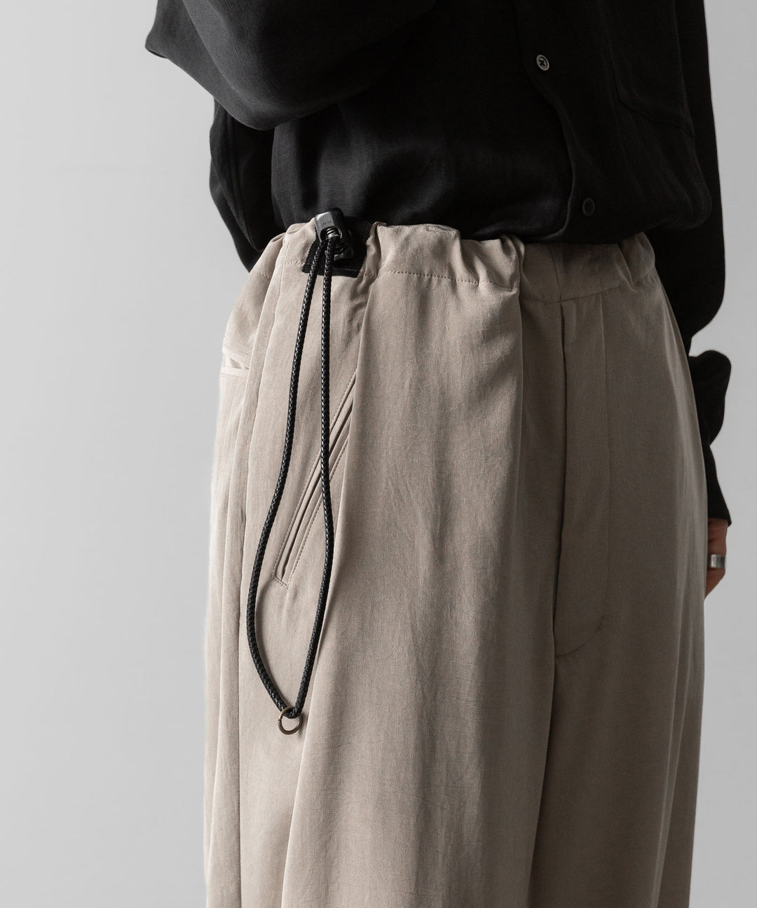 【ANTHEM A】POWDERY VISCOSE NO-BRAINER PANTS - SAND BEIGE