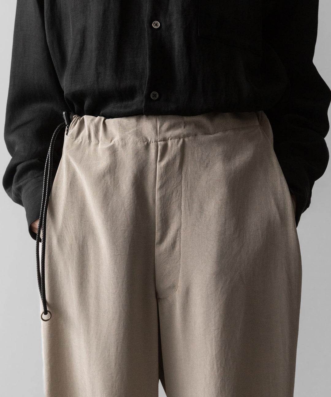 【ANTHEM A】POWDERY VISCOSE NO-BRAINER PANTS - SAND BEIGE