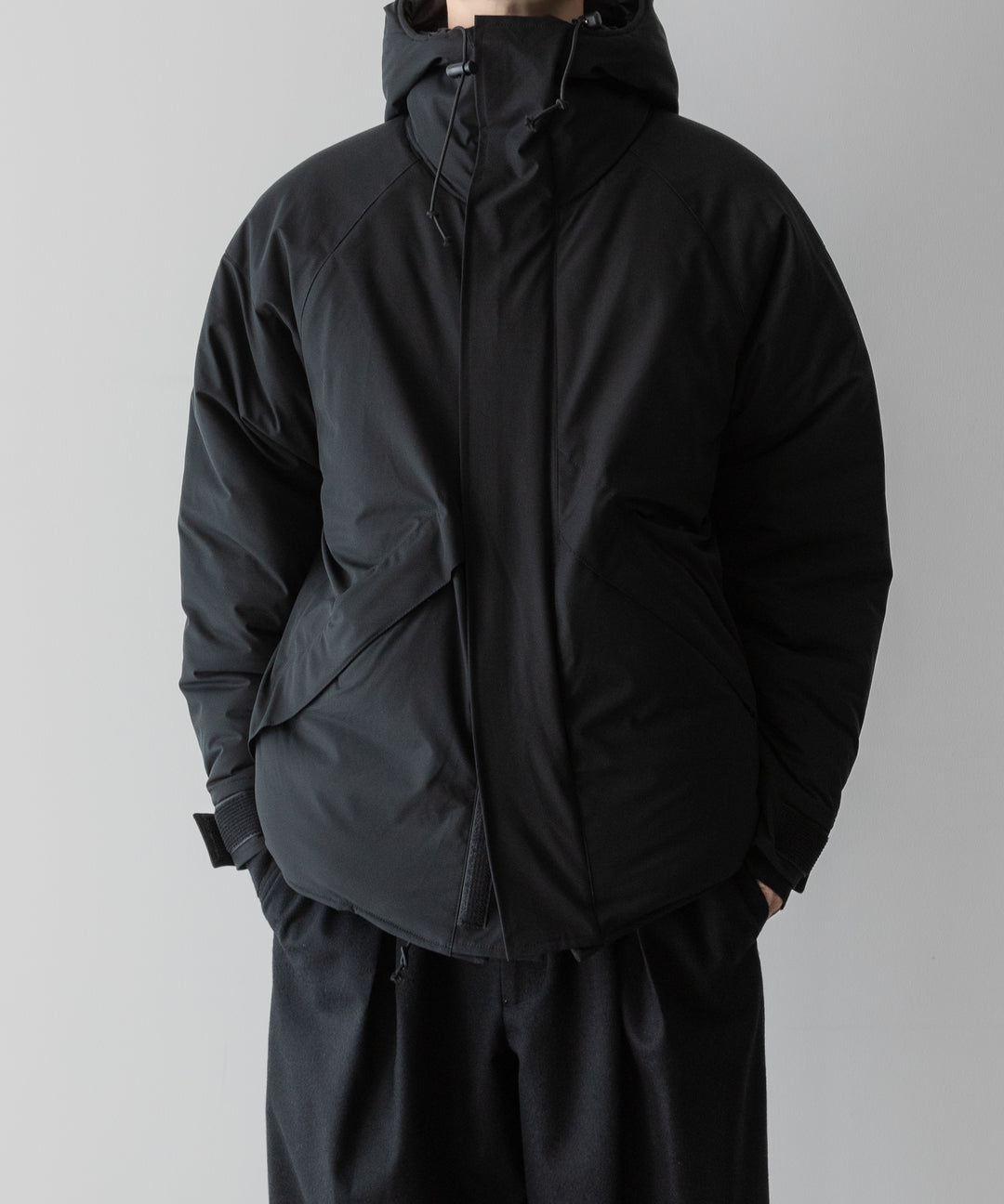 INTÉRIM(インテリム)のHI-LOFT WATER PROOF INSULATED HOODED JACKET - BLACKの公式通販サイトsession福岡セレクトショップ
