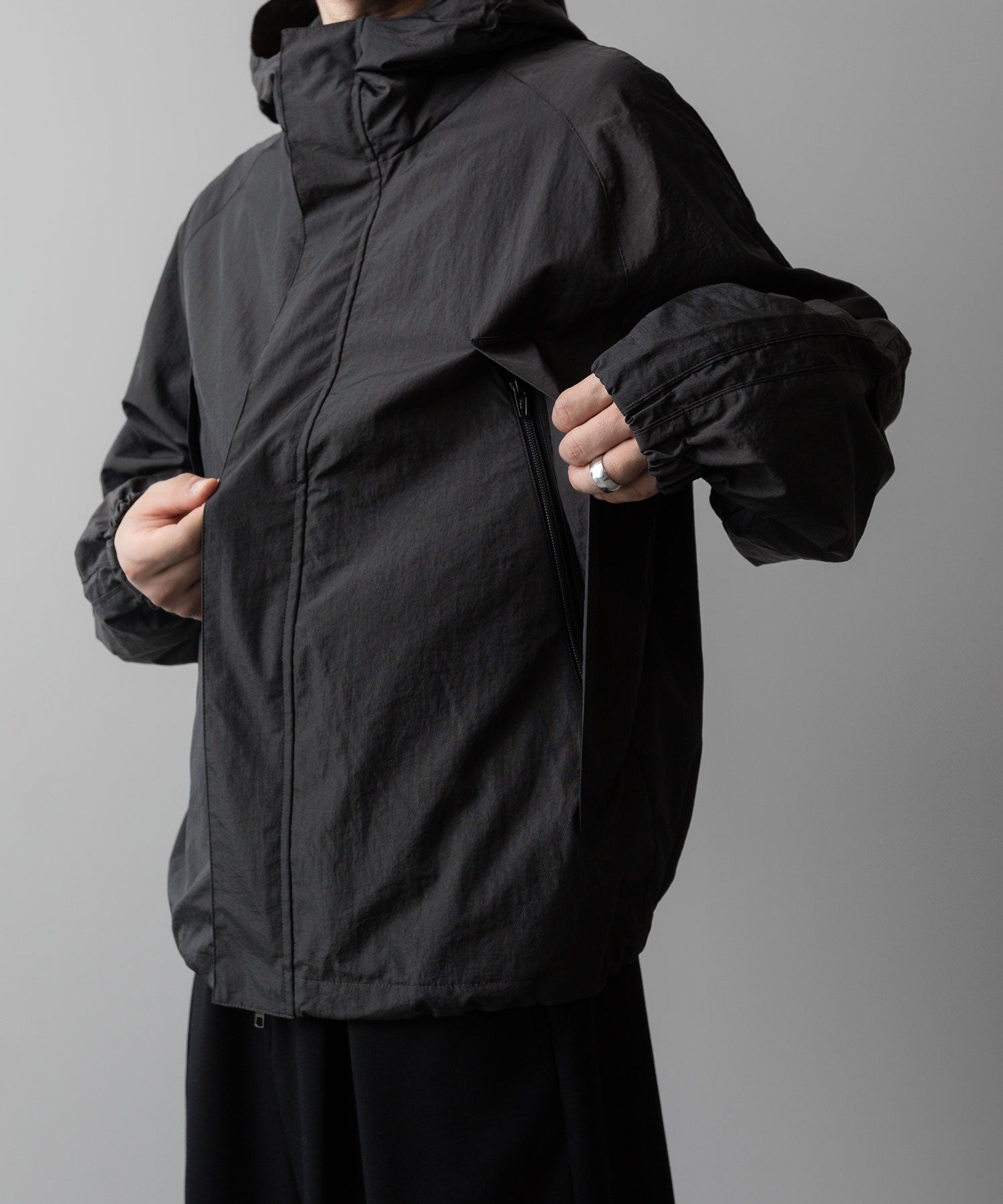 ssstein(シュタイン)の24AWコレクション NYLON TWILL HOODED ZIP UP JACKET - CHARCOAL 公式通販サイトsession福岡セレクトショップ