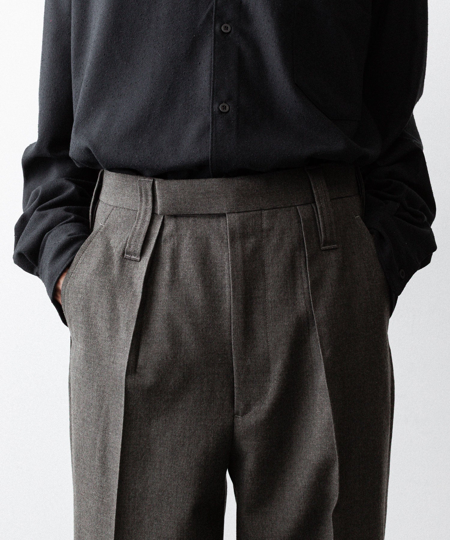 INTÉRIM - インテリムのMILITARY WOOL SERGE 1-TUCK FRENCH ARMY WIDE TAPERED TROUSERのDUST GRAY公式通販サイトsession福岡セレクトショップ