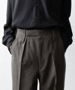 画像をギャラリービューアに読み込む, INTÉRIM - インテリムのMILITARY WOOL SERGE 1-TUCK FRENCH ARMY WIDE TAPERED TROUSERのDUST GRAY公式通販サイトsession福岡セレクトショップ
