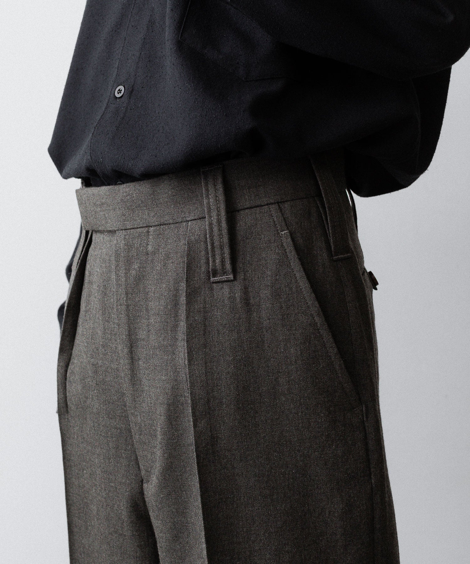 INTÉRIM - インテリムのMILITARY WOOL SERGE 1-TUCK FRENCH ARMY WIDE TAPERED TROUSERのDUST GRAY公式通販サイトsession福岡セレクトショップ