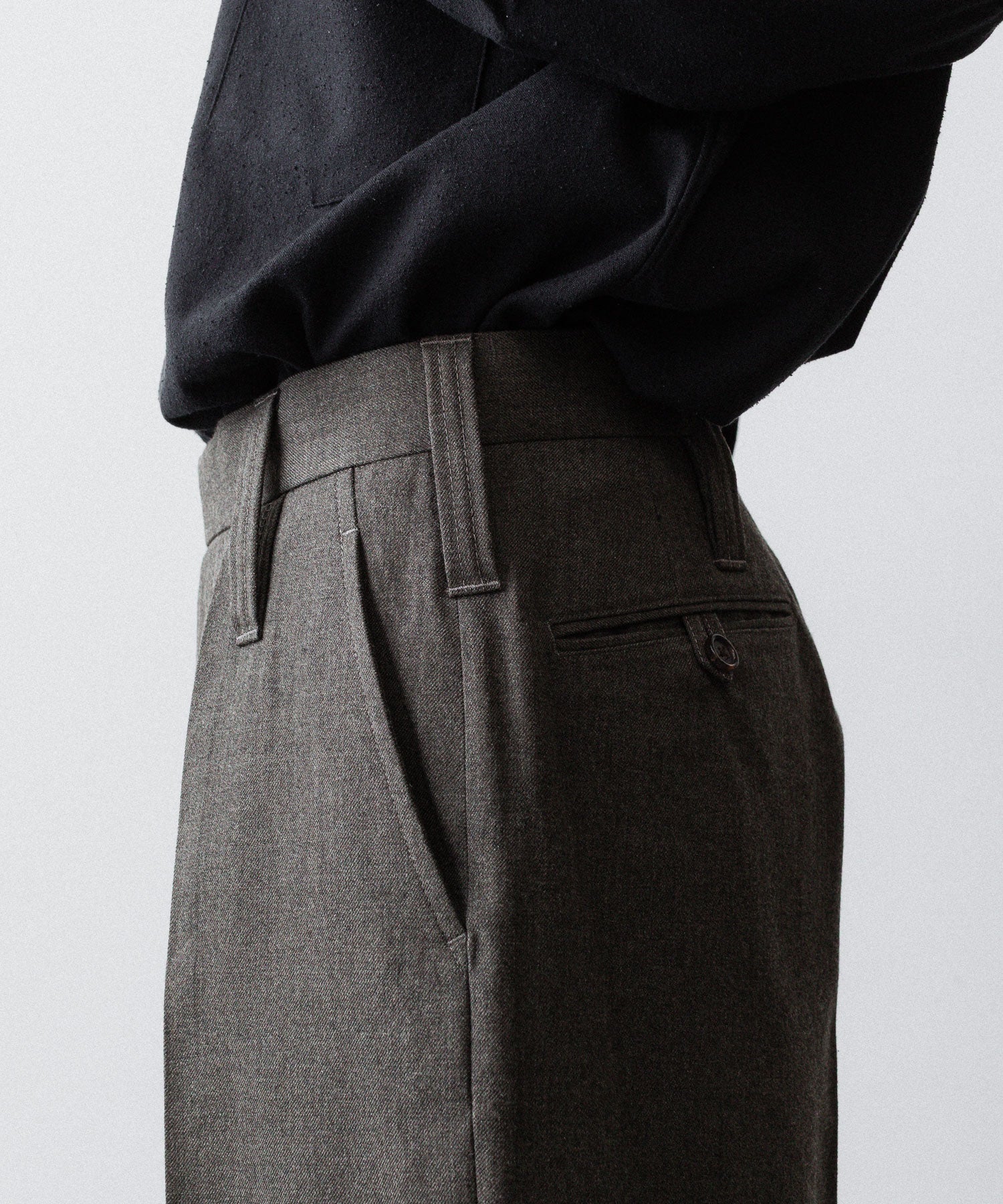 INTÉRIM - インテリムのMILITARY WOOL SERGE 1-TUCK FRENCH ARMY WIDE TAPERED TROUSERのDUST GRAY公式通販サイトsession福岡セレクトショップ