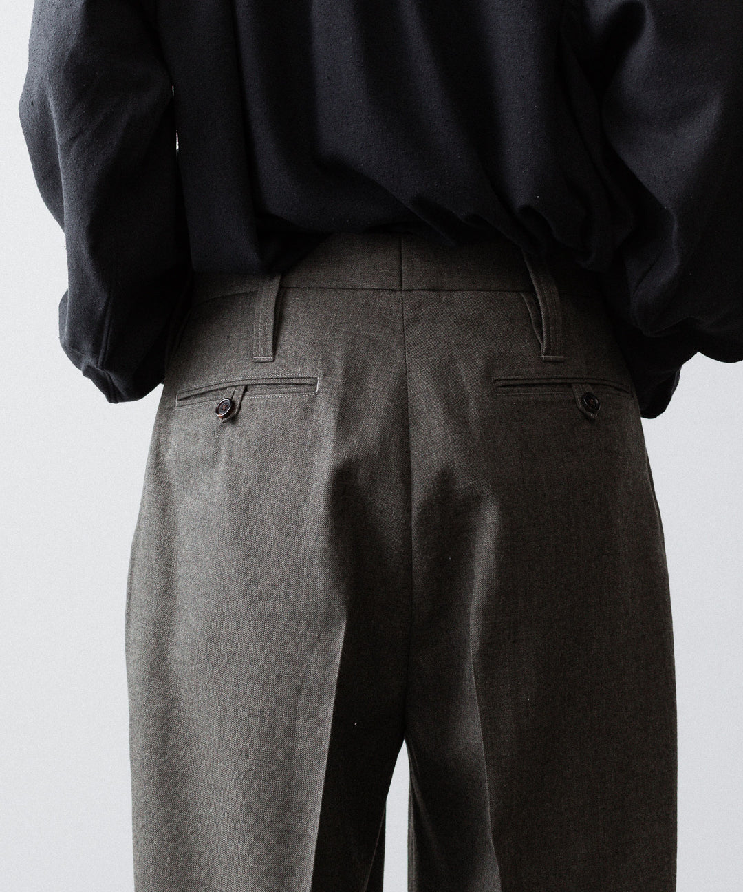INTÉRIM - インテリムのMILITARY WOOL SERGE 1-TUCK FRENCH ARMY WIDE TAPERED TROUSERのDUST GRAY公式通販サイトsession福岡セレクトショップ