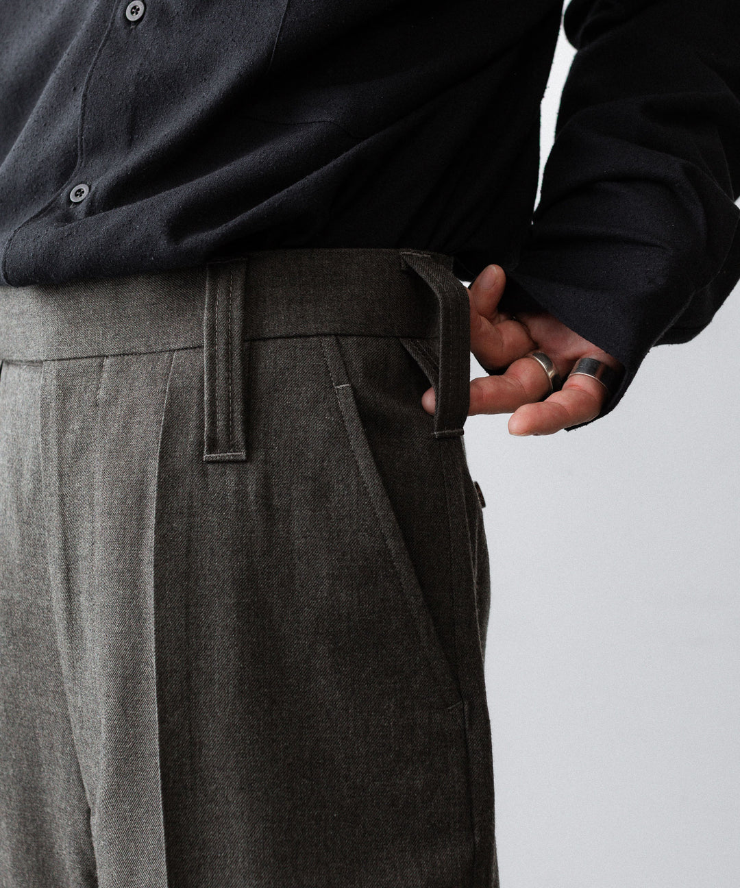 INTÉRIM - インテリムのMILITARY WOOL SERGE 1-TUCK FRENCH ARMY WIDE TAPERED TROUSERのDUST GRAY公式通販サイトsession福岡セレクトショップ