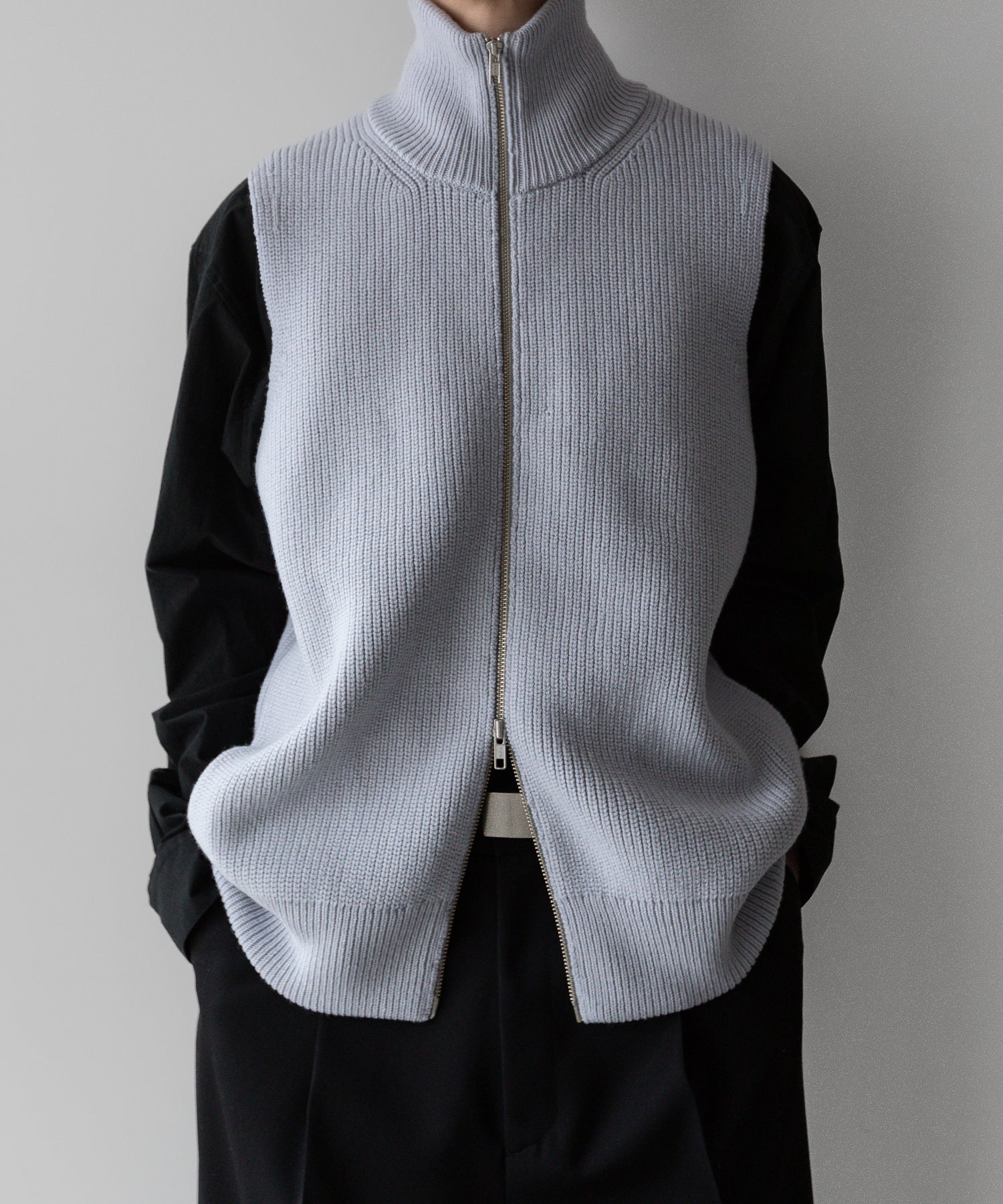 OVERSIZED HIGH NECK DRIVERS KNIT - トップス