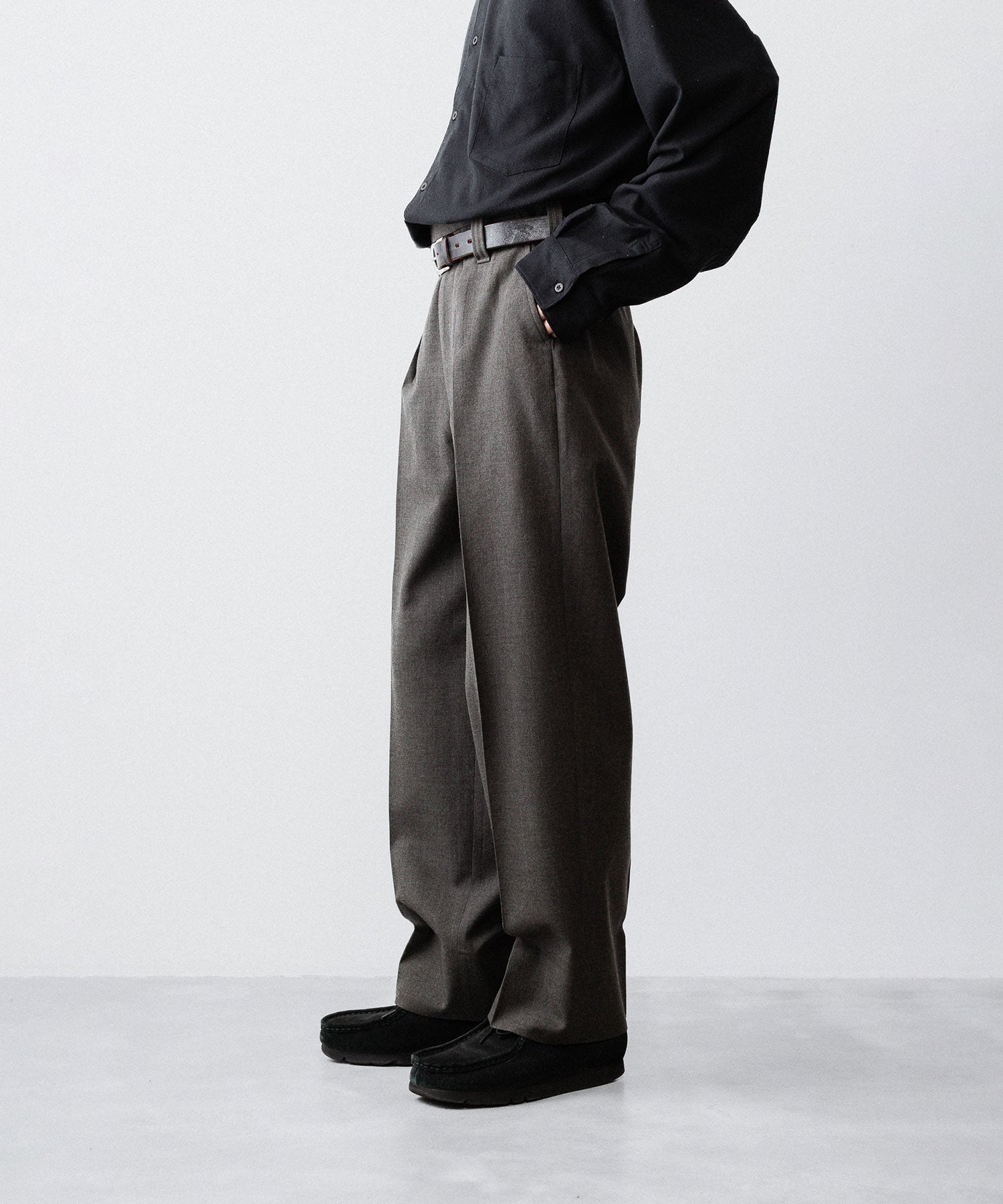 INTÉRIM - インテリムのMILITARY WOOL SERGE 1-TUCK FRENCH ARMY WIDE TAPERED TROUSERのDUST GRAY公式通販サイトsession福岡セレクトショップ