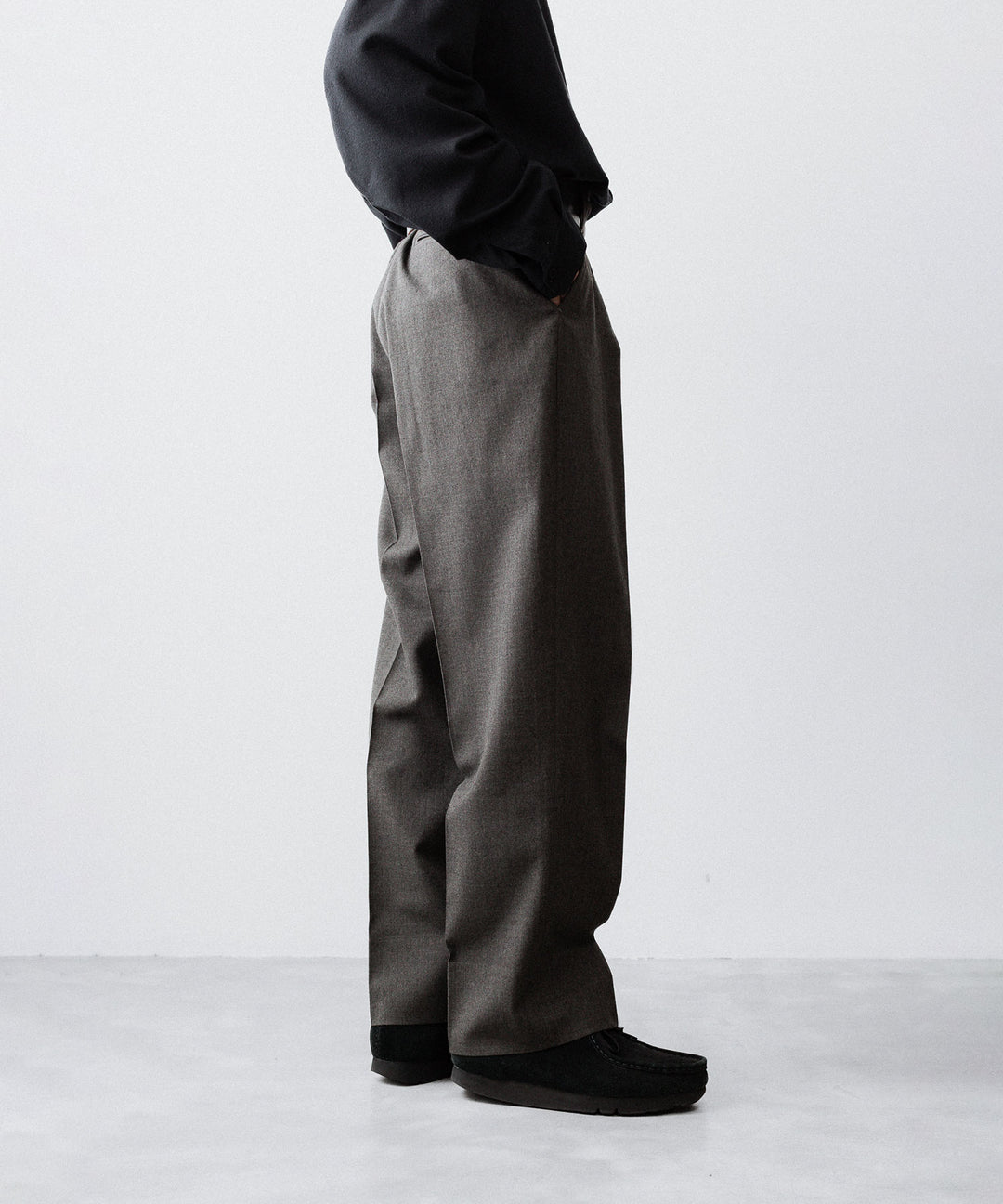 INTÉRIM - インテリムのMILITARY WOOL SERGE 1-TUCK FRENCH ARMY WIDE TAPERED TROUSERのDUST GRAY公式通販サイトsession福岡セレクトショップ