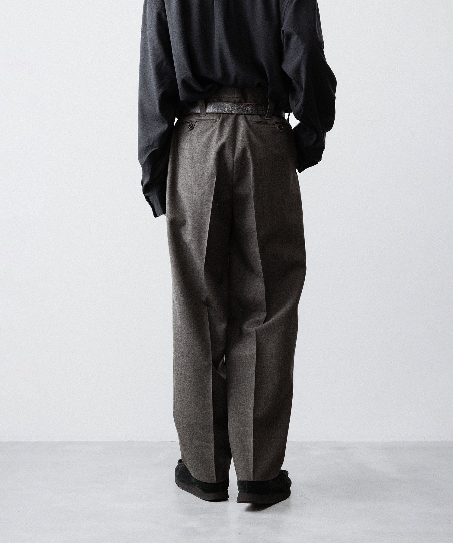 INTÉRIM - インテリムのMILITARY WOOL SERGE 1-TUCK FRENCH ARMY WIDE TAPERED TROUSERのDUST GRAY公式通販サイトsession福岡セレクトショップ