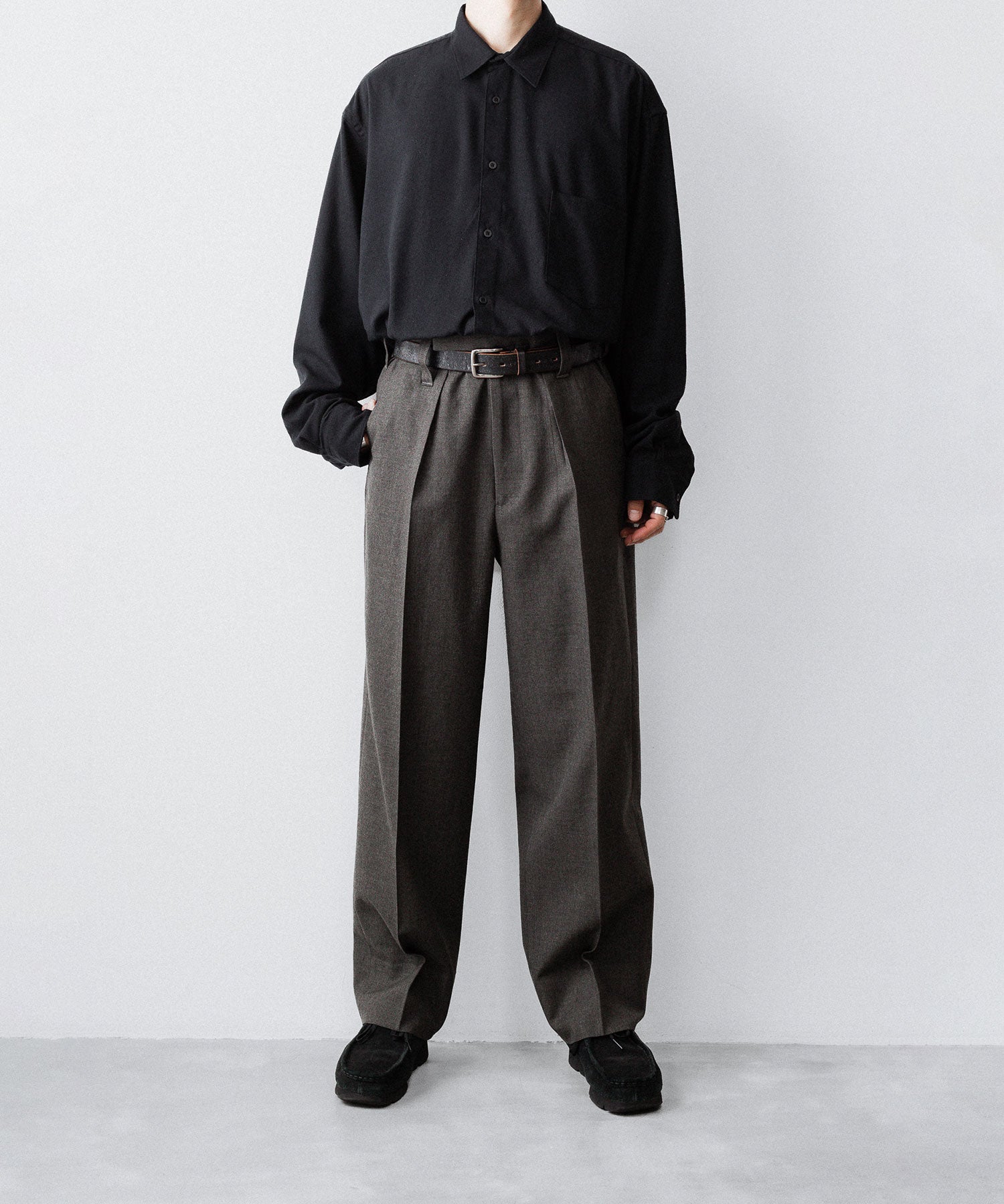 INTÉRIM - インテリムのMILITARY WOOL SERGE 1-TUCK FRENCH ARMY WIDE TAPERED TROUSERのDUST GRAY公式通販サイトsession福岡セレクトショップ