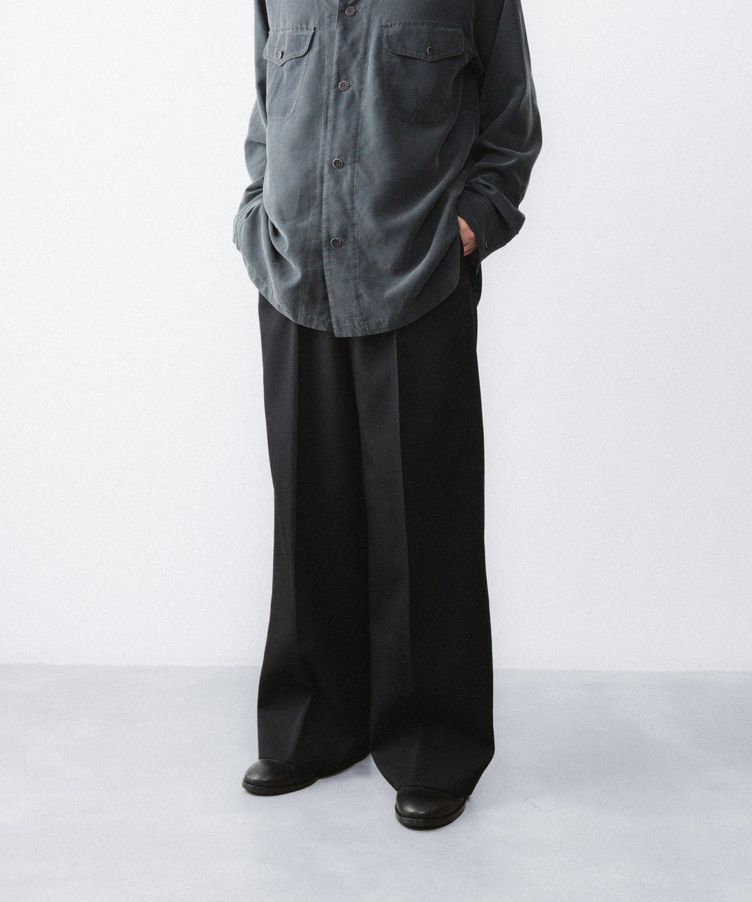 ANTHEM A-アンセムエーのWOOL GABARDINE BELTLESS TROUSERSのBLACK公式通販サイトsession福岡セレクトショップ