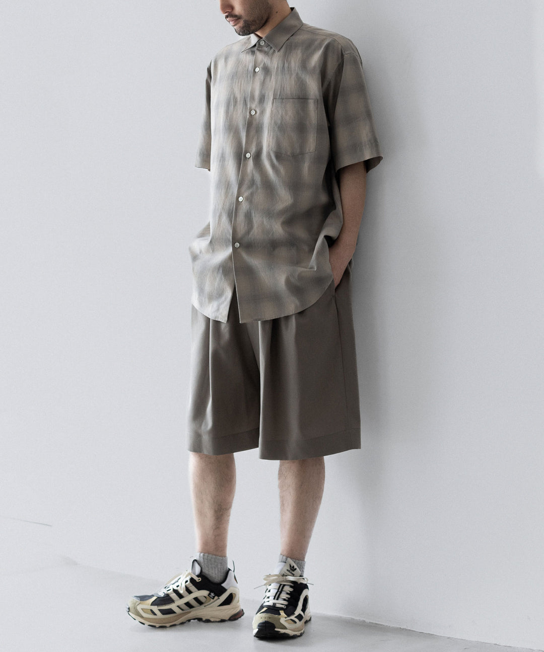 ssstein(シュタイン)の WIDE EASY SHORT TROUSERS(2/90 WOOL GABARDINE) - TAUPE BEIGEの公式通販サイトsession福岡セレクトショップ
