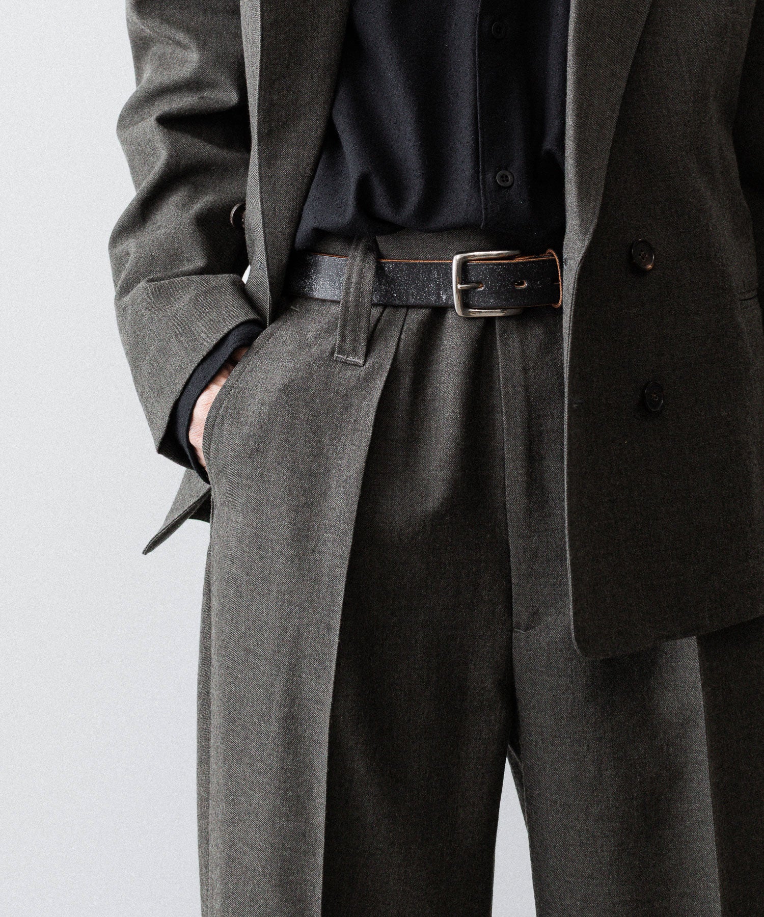 INTÉRIM - インテリムのMILITARY WOOL SERGE 1-TUCK FRENCH ARMY WIDE TAPERED TROUSERのDUST GRAY公式通販サイトsession福岡セレクトショップ