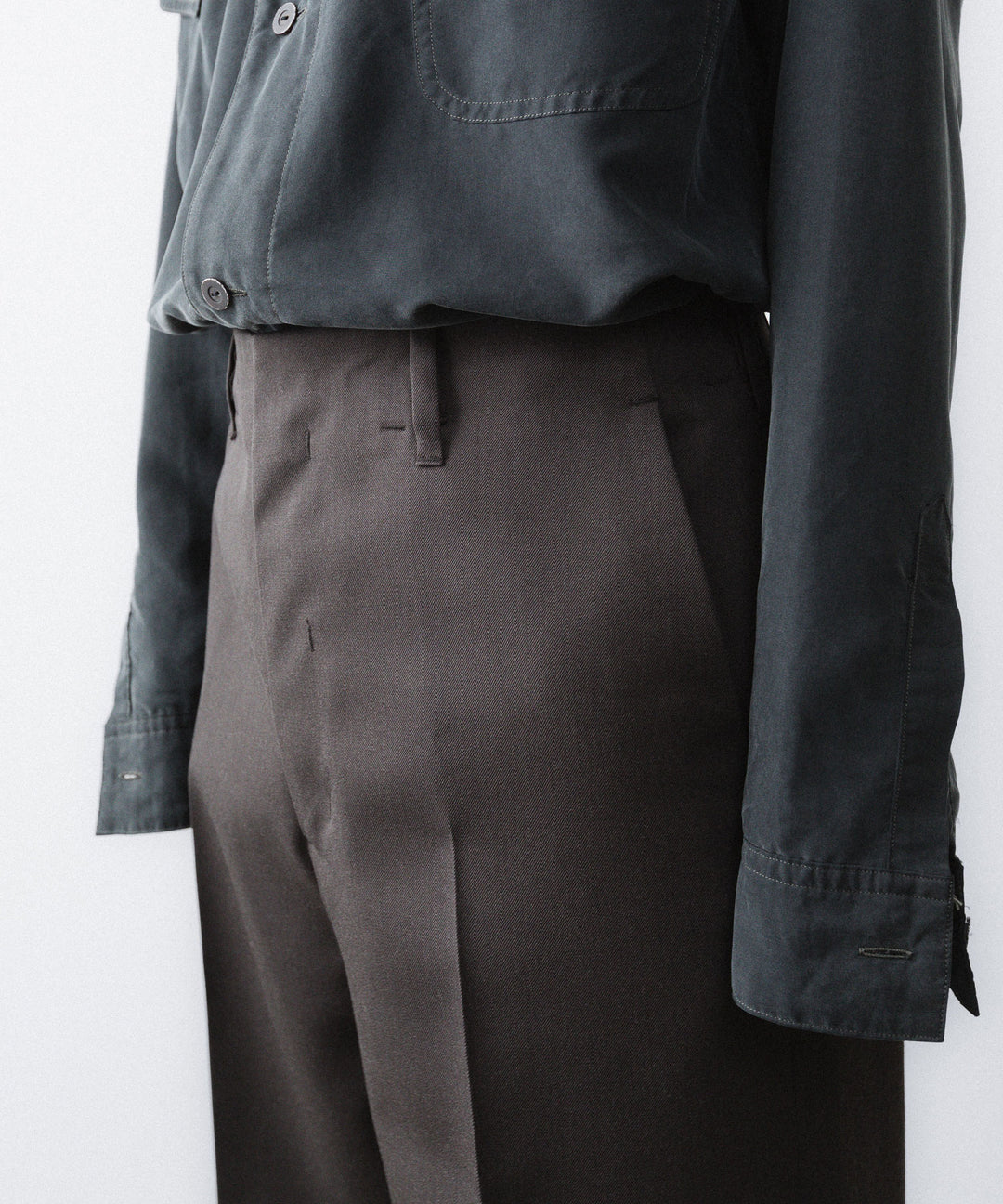 ANTHEM A-アンセムエーのWOOL GABARDINE BELTLESS TROUSERSのBROWN公式通販サイトsession福岡セレクトショップ