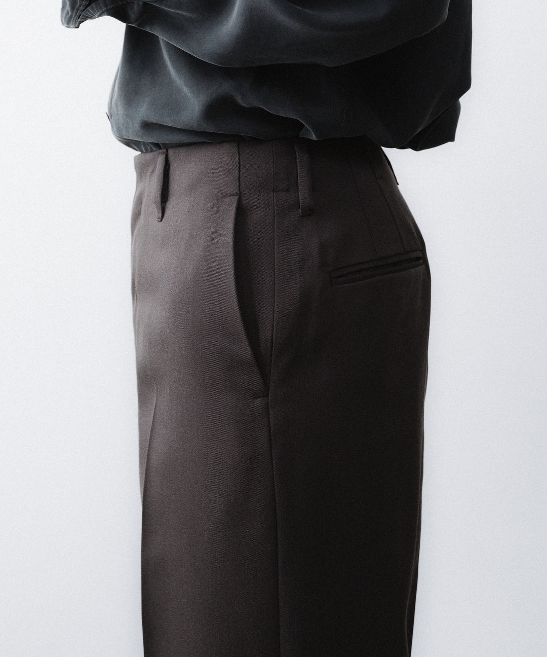 ANTHEM A-アンセムエーのWOOL GABARDINE BELTLESS TROUSERSのBROWN公式通販サイトsession福岡セレクトショップ