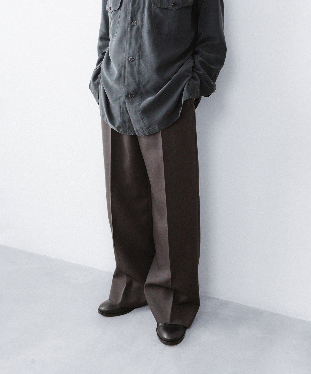ANTHEM A-アンセムエーのWOOL GABARDINE BELTLESS TROUSERSのBROWN公式通販サイトsession福岡セレクトショップ