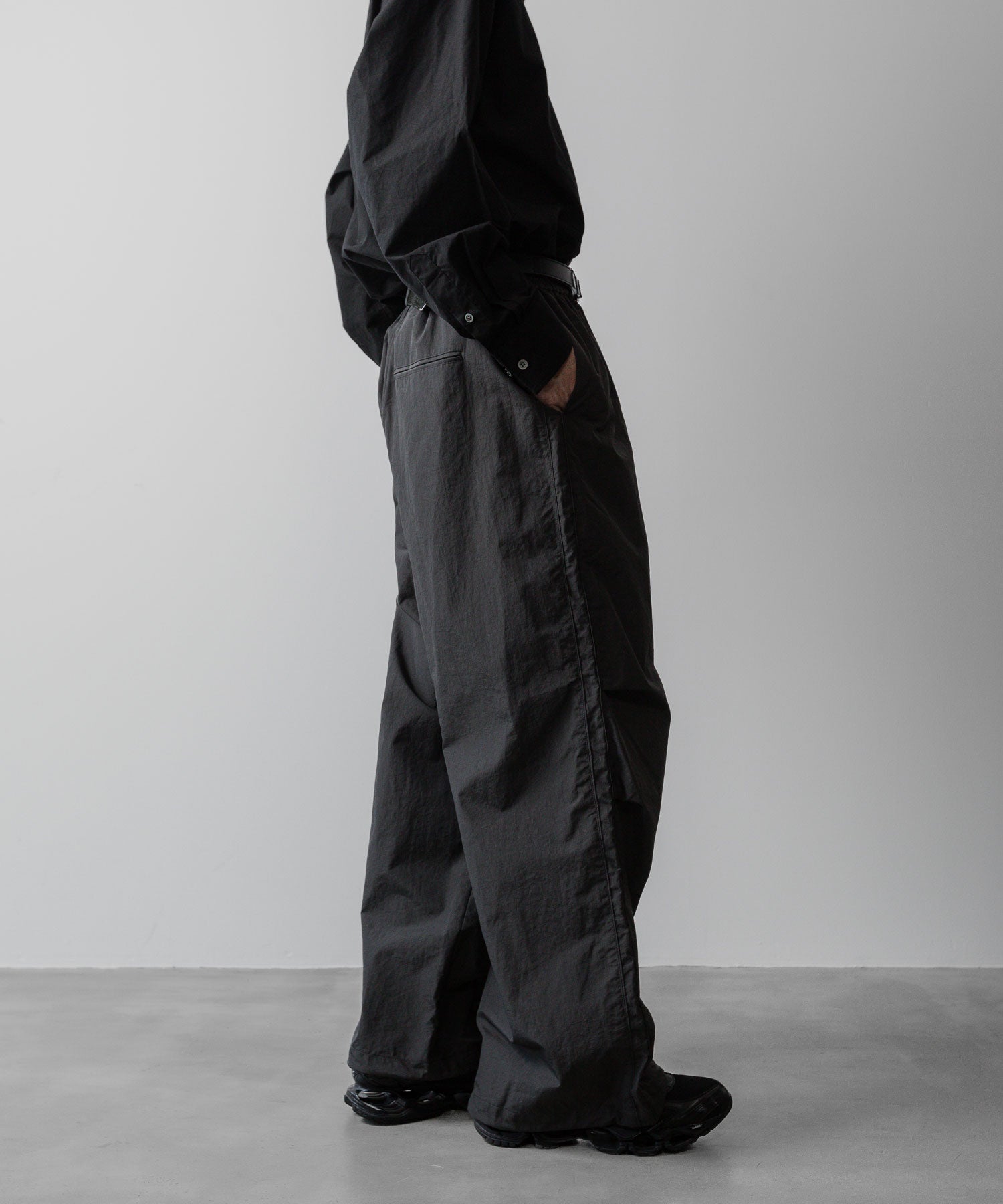 ssstein(シュタイン)の24AWコレクション NYLON TWILL CARGO EASY TROUSERS - CHARCOAL 公式通販サイトsession福岡セレクトショップ