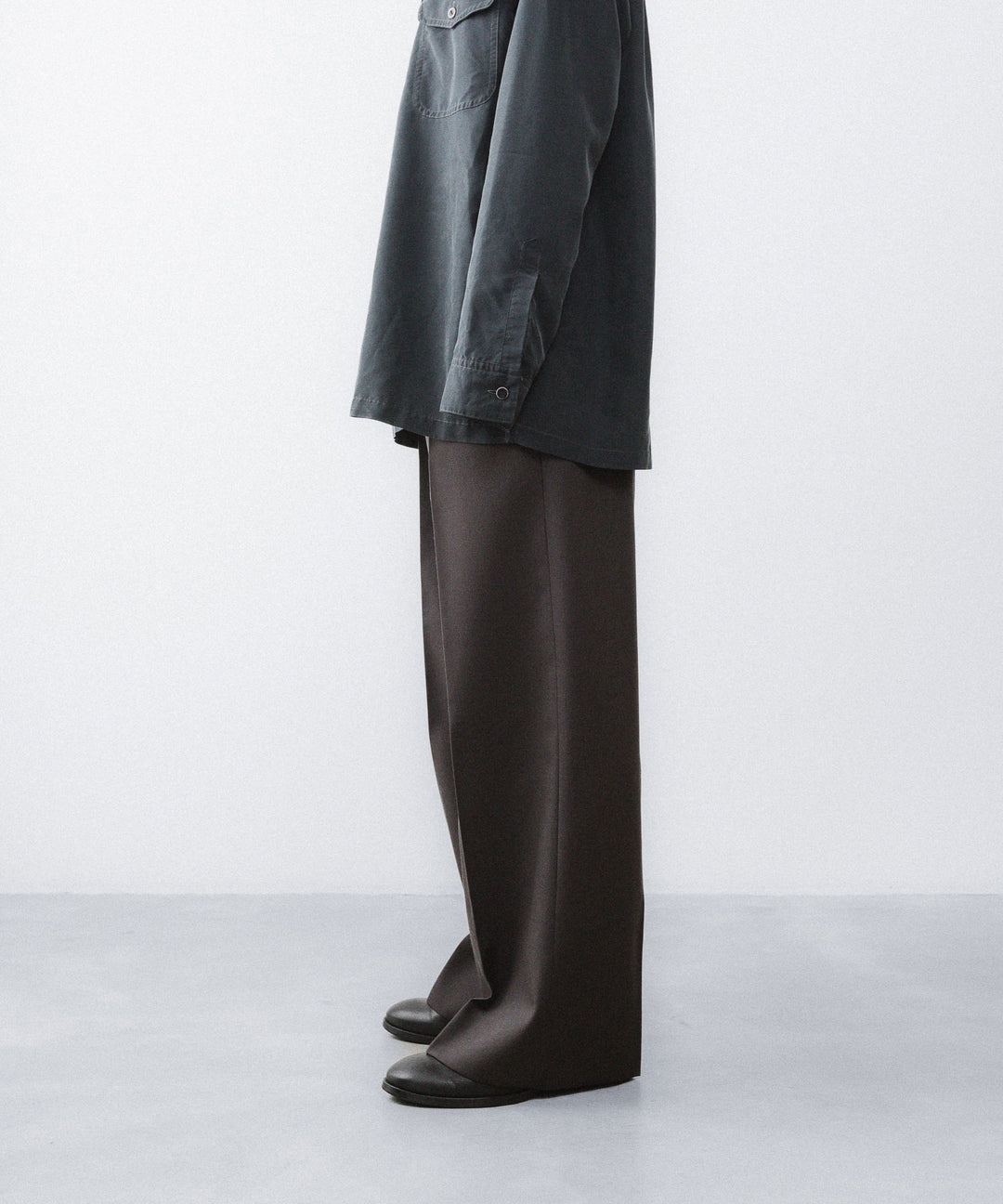 ANTHEM A-アンセムエーのWOOL GABARDINE BELTLESS TROUSERSのBROWN公式通販サイトsession福岡セレクトショップ