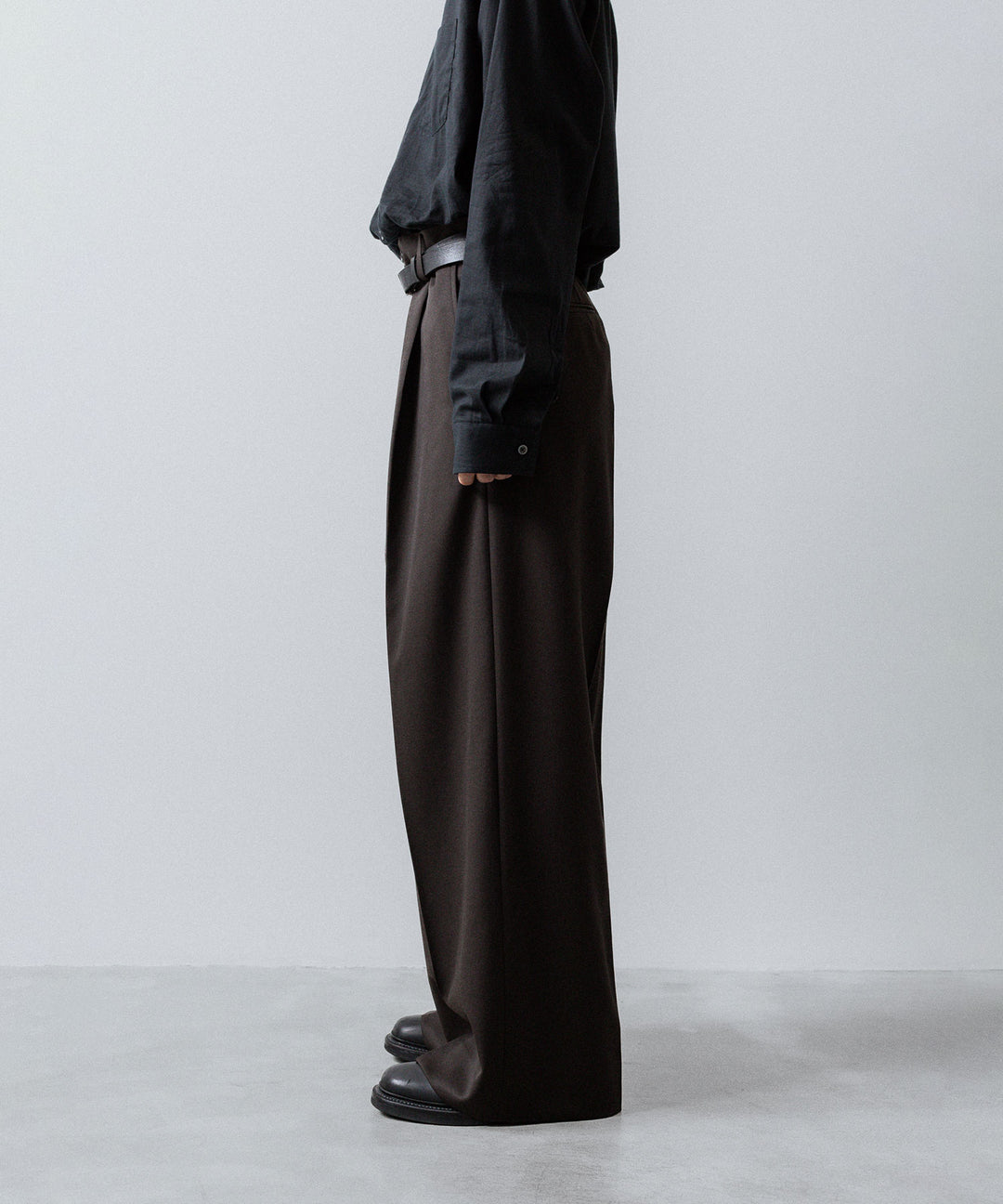 ssstein(シュタイン)のEXTRA WIDE TROUSERS (2/60 WOOL GABARDINE) - MILITARY KHAKIの公式通販サイトsession福岡セレクトショップ