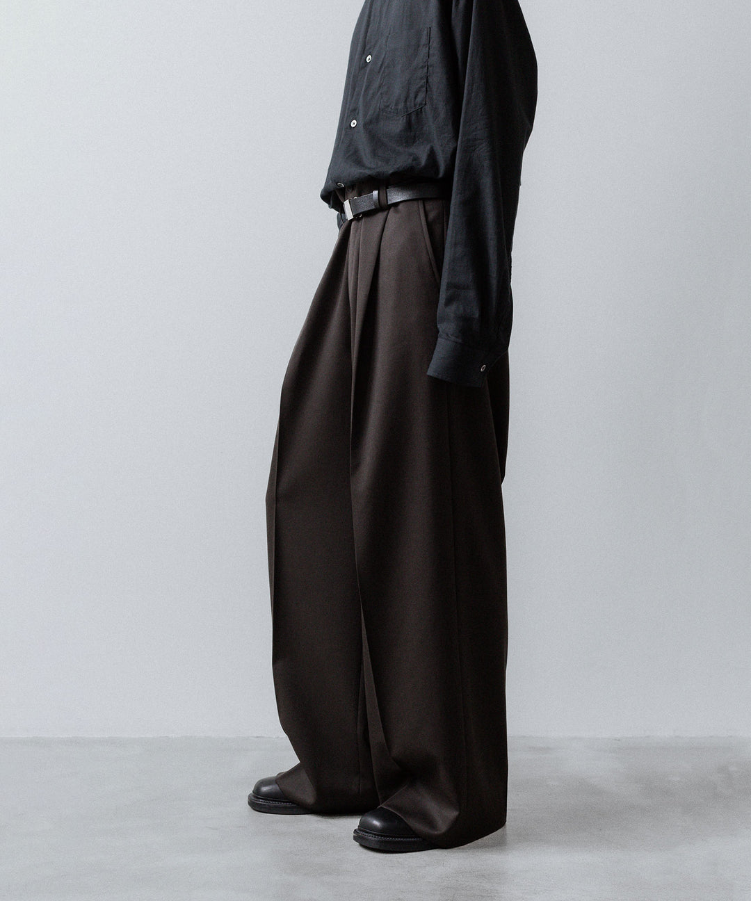 ssstein(シュタイン)のEXTRA WIDE TROUSERS (2/60 WOOL GABARDINE) - MILITARY KHAKIの公式通販サイトsession福岡セレクトショップ