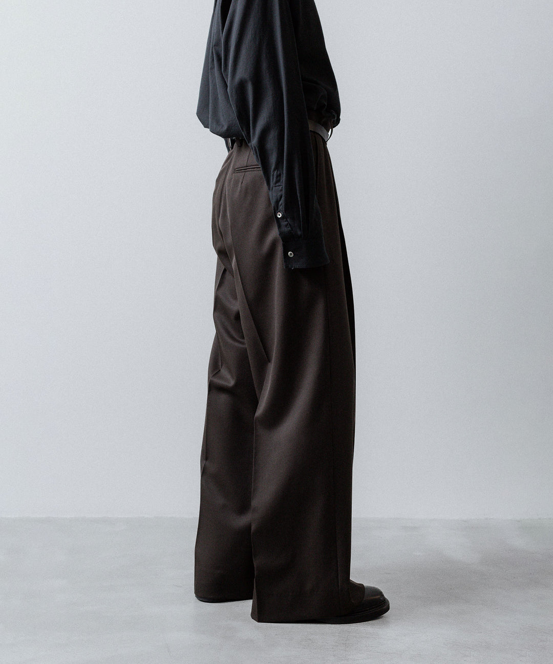 ssstein(シュタイン)のEXTRA WIDE TROUSERS (2/60 WOOL GABARDINE) - MILITARY KHAKIの公式通販サイトsession福岡セレクトショップ