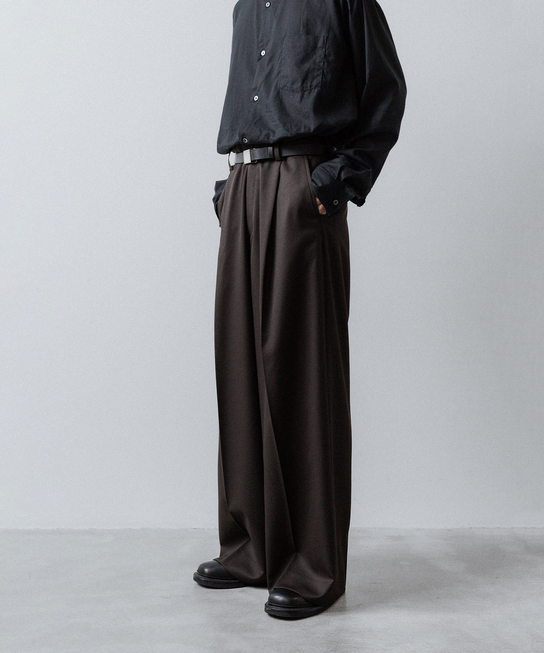 ssstein(シュタイン)のEXTRA WIDE TROUSERS (2/60 WOOL GABARDINE) - MILITARY KHAKIの公式通販サイトsession福岡セレクトショップ