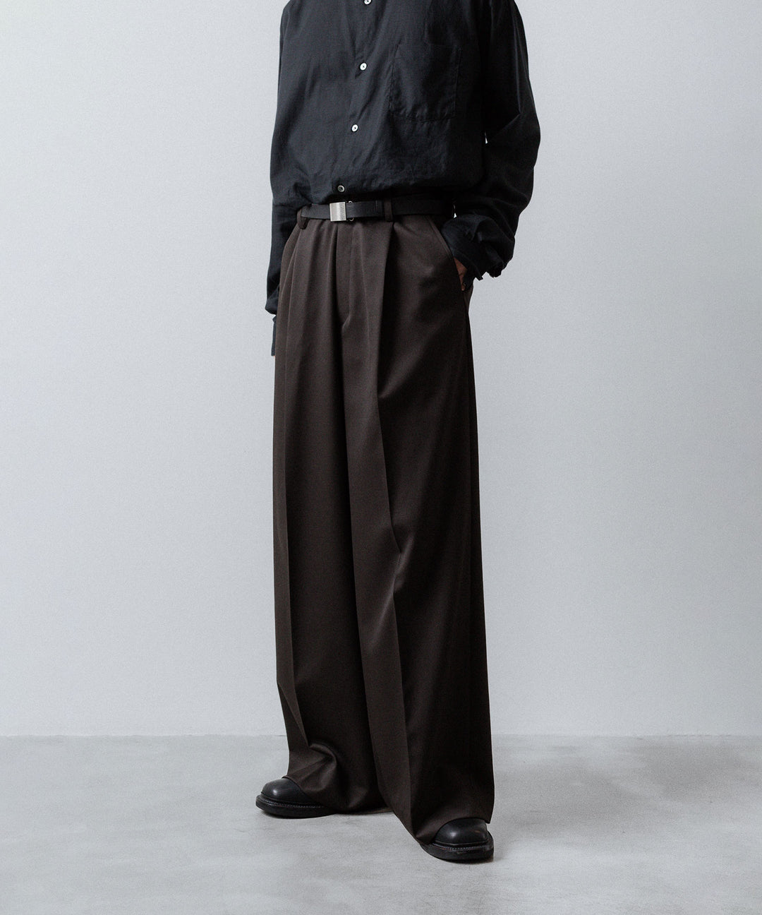 ssstein(シュタイン)のEXTRA WIDE TROUSERS (2/60 WOOL GABARDINE) - MILITARY KHAKIの公式通販サイトsession福岡セレクトショップ
