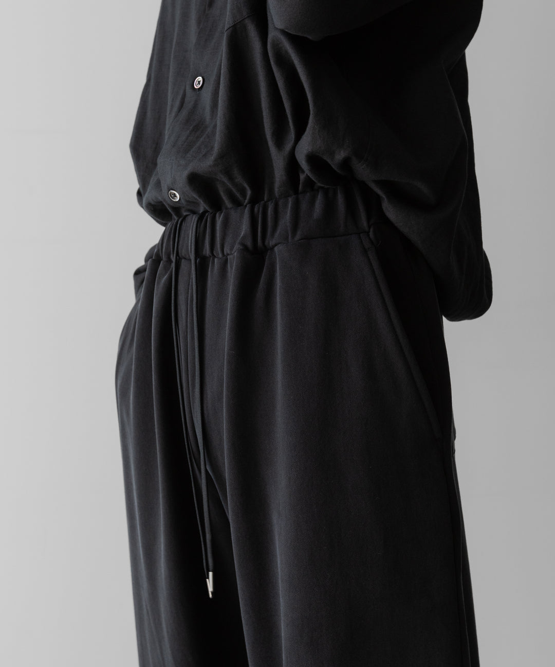 【KANEMASA PHIL.】28G CUPRO EASY PANTS - BLACK
