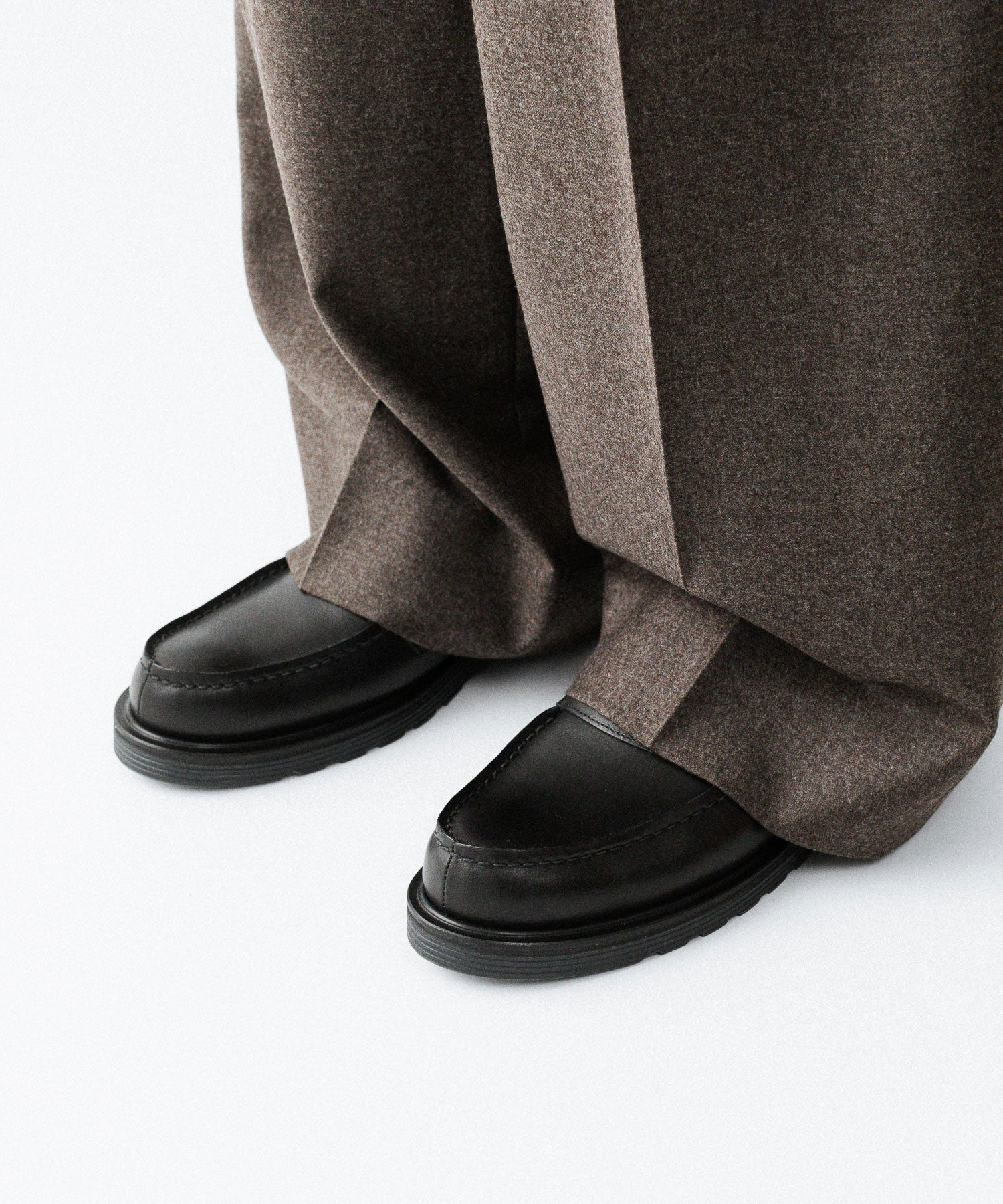 SINE & COSINE / サインコサイン】HANNES MULE BLACK - BLACK | 公式
