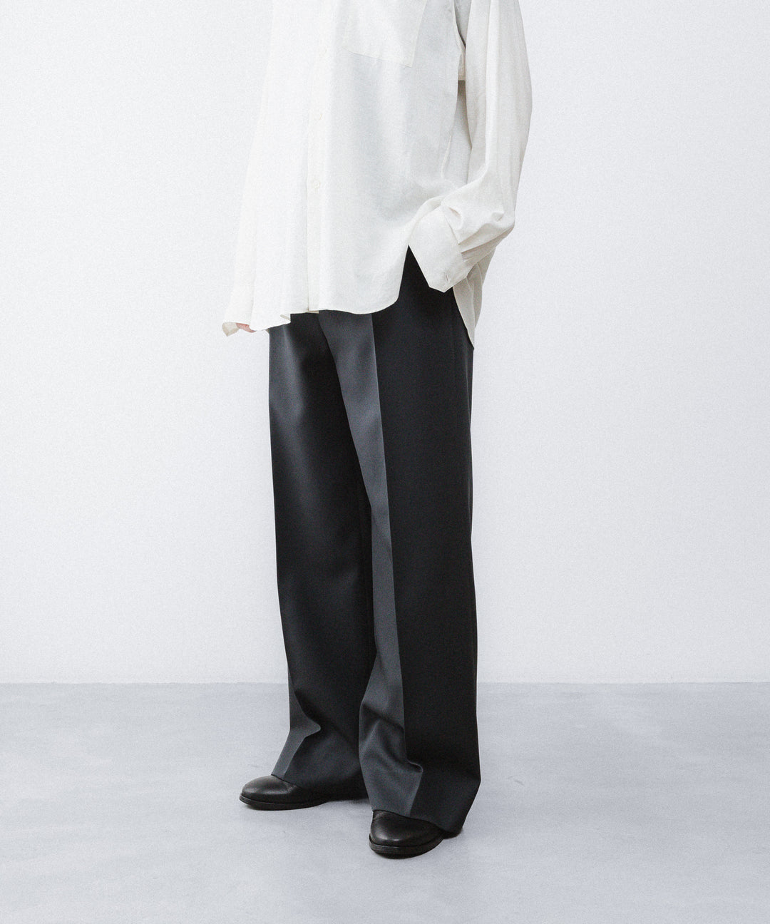 【ANTHEM A】WOOL GABARDINE BELTLESS TROUSERS - CHARCOAL