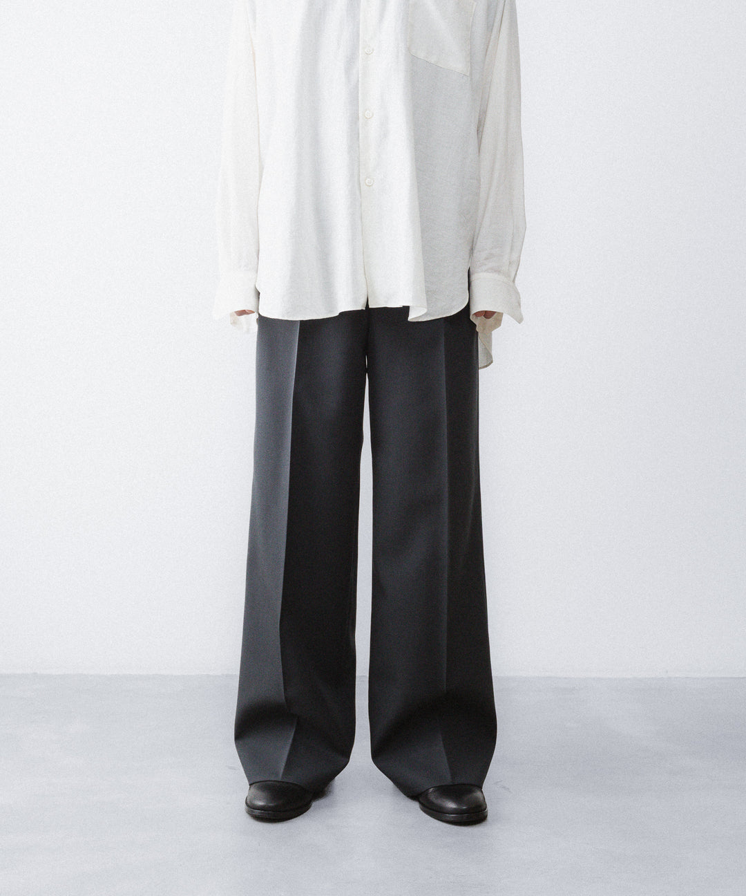 【ANTHEM A】WOOL GABARDINE BELTLESS TROUSERS - CHARCOAL