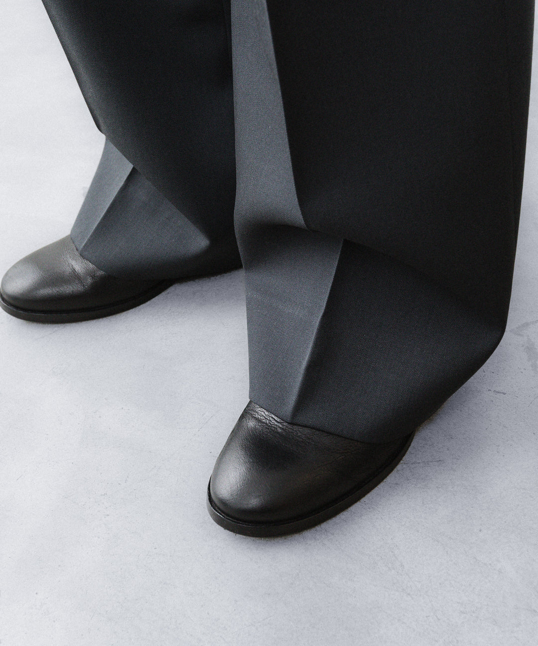 【ANTHEM A】WOOL GABARDINE BELTLESS TROUSERS - CHARCOAL