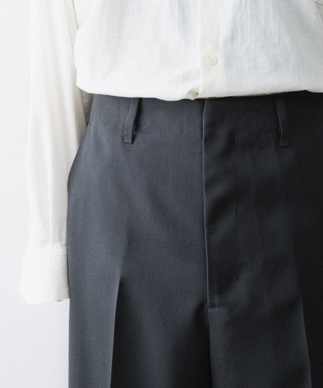 【ANTHEM A】WOOL GABARDINE BELTLESS TROUSERS - CHARCOAL