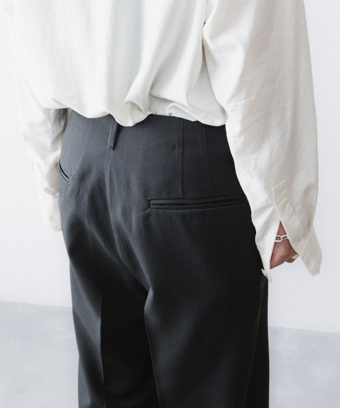 【ANTHEM A】WOOL GABARDINE BELTLESS TROUSERS - CHARCOAL